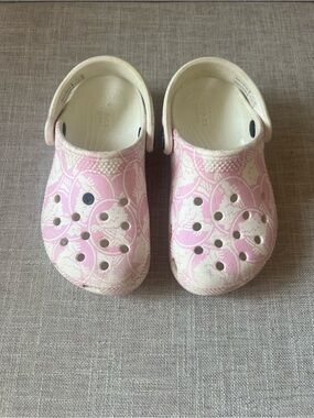 CROCS Classic Clogs pink/white croc print, kids/girls 9, playground outdoors